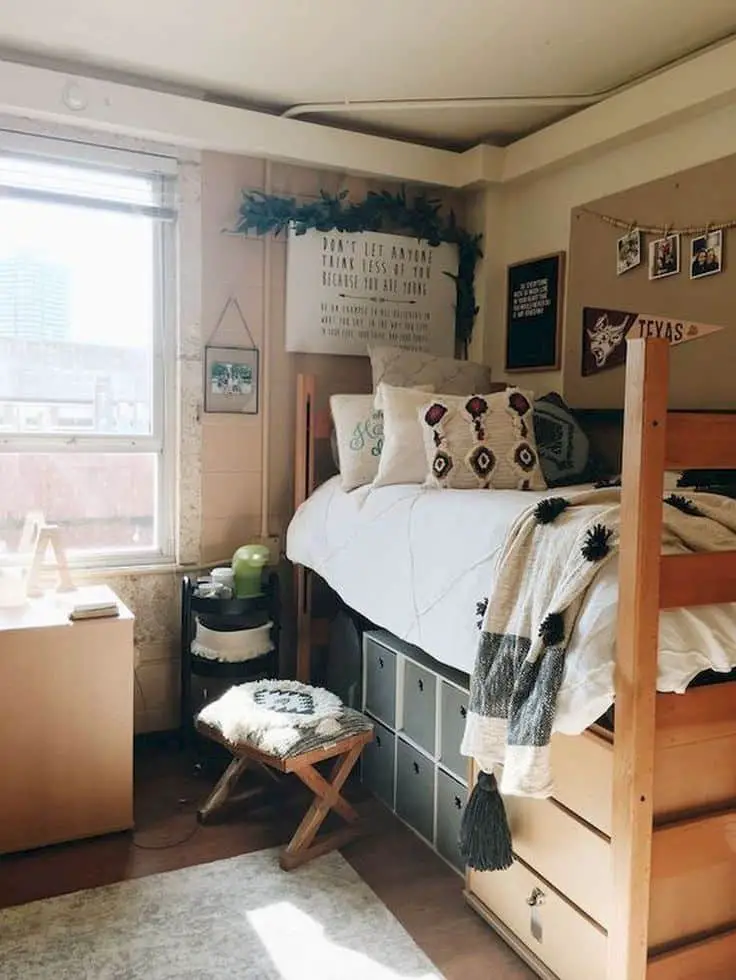 keeping-your-college-dorm-room-organized