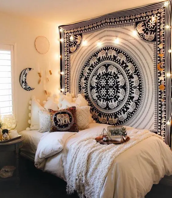 tapestry-in-a-college-dorm-room